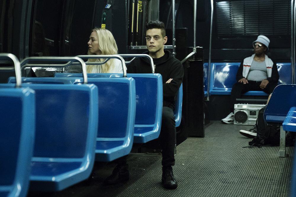 کارلی چایکر و پورشیا دابلدی در سریال «مستر ربات» (Mr. Robot)